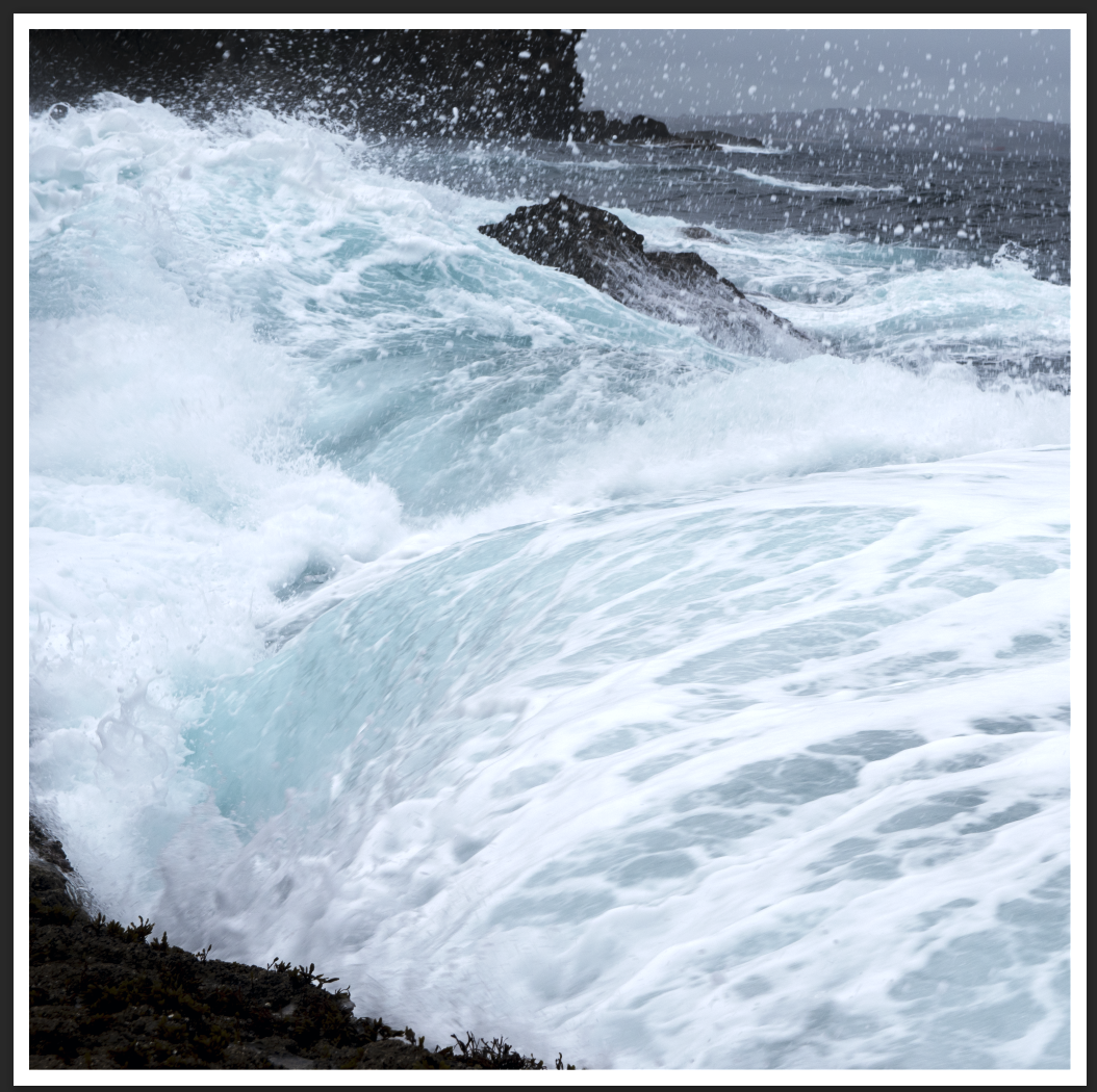 Oleaje en costa rocosa